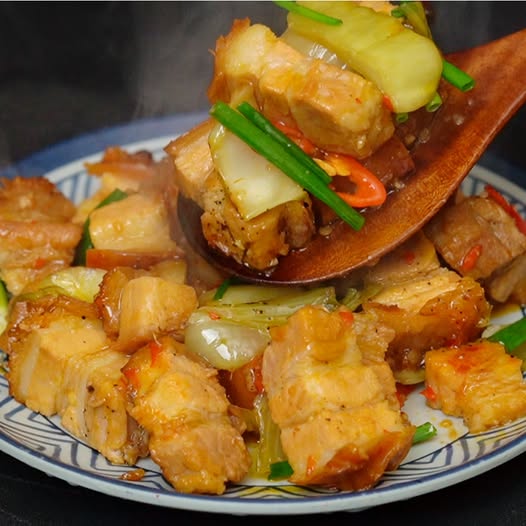 xào heo quay với nước sốt đậm đà